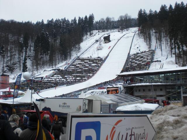 Der erste Blick auf die Mühlenkopfschanze nach der Ankunft. Es herrschte Windstille und man hatte einen klaren Blick bis hinauf zum Schanzenturm.