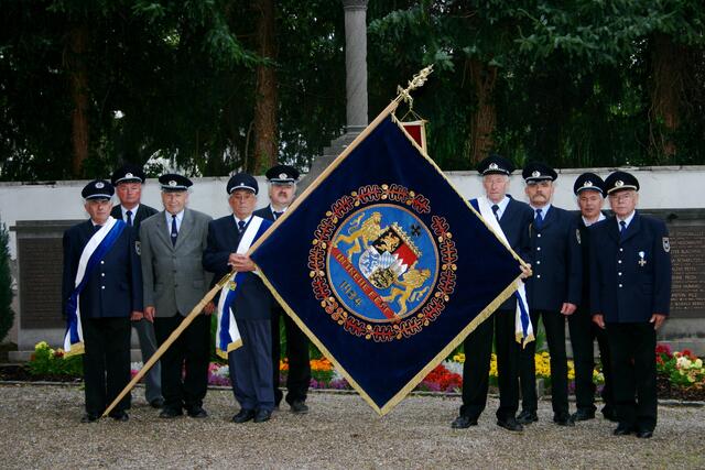 Die Vorstandschaft mit der Vereinsfahne beim 100-jährigen Jubiläum im Jahr 2007
