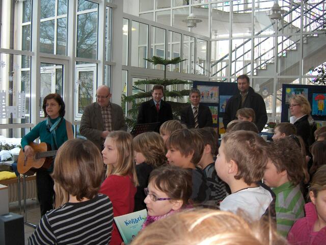 Zur Eröffnung der Klimatage an der Ulrich-von-Thürheim-Volksschule Buttenwiesen waren die Ehrengäste gerne erschienen. Von links: Lehrerin M.  Zahn, Rektor  Bachmaier, Landrat Schrell, Bgm.  Beutmüller und Elternbeiratsvorsitzende A. Gump-Kienmoser