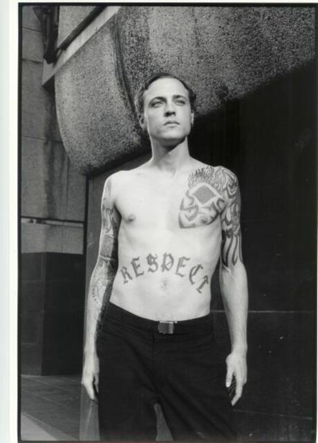 Junger Mann vor der Düsselorfer Kunsthalle, 2000 | Foto: mit Genehmigung von Daniel Biskup