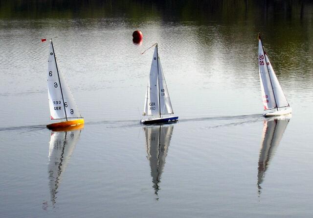 Wettfahrt der IOM-Segelboote bei leichtem Wind.