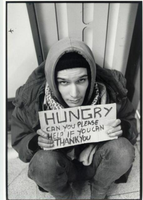 Junger Mann beim Betteln, London 1995 | Foto: mit Genehmigung von Daniel Biskup
