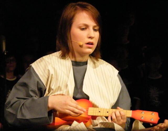 Der Gelähmte an der schönen Pforte mit Ukulele