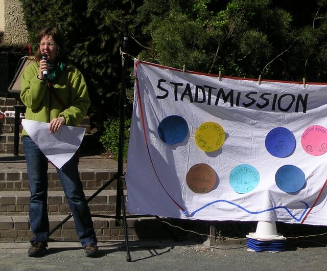 Jenny erklärt das "Boot" der Stadtmission Peine