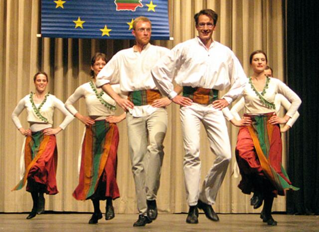 Traditionelle Tänze aus aller Welt, kombiniert mit anderen Stilen, zeigt das Ensemble Feirefis aus Kassel im Park Schloss Landau | Foto: Feirefis Kassel