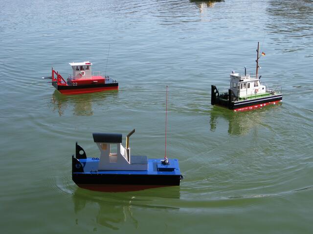Drei fertige "Springer Tug's", teilweise noch nicht vollständig und auf Probefahrt.