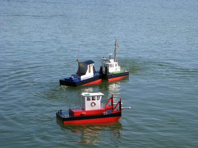 Drei 'Springer Tug's". Kleine Schubboote zum Wasserpolo spielen.