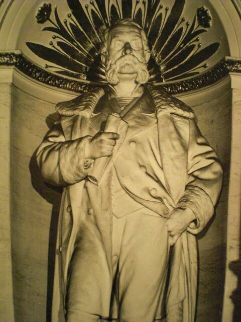 Freiherr Franz von Dingelstedt, lebensgroße Statue im Burgtheater in Wien.
