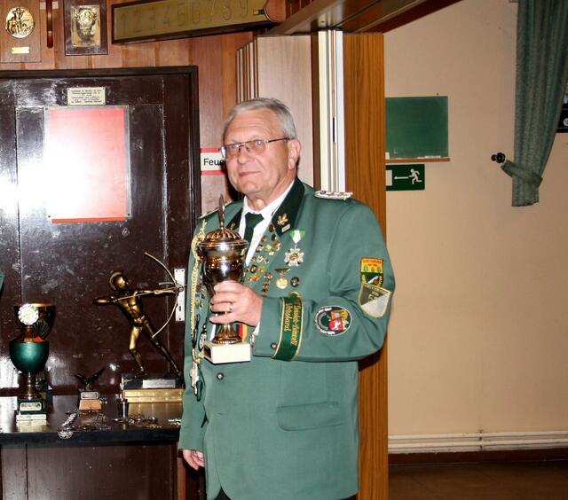 Friedhelm Dreier mit Herrenpokal.