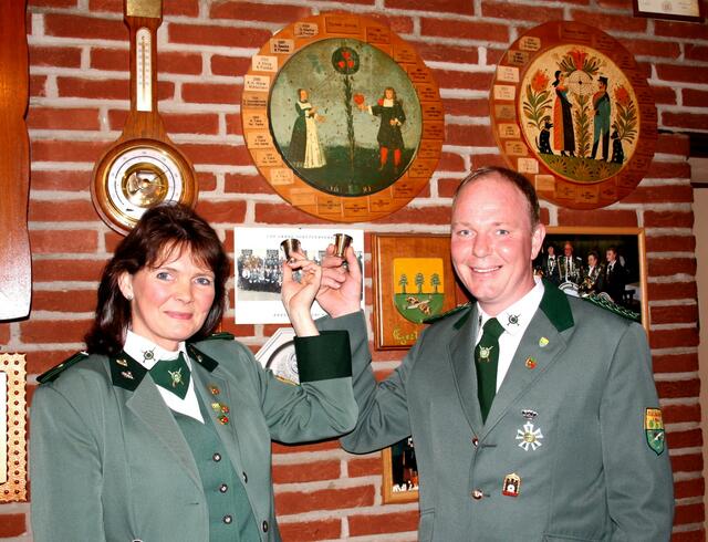 Astrid Borgfeld u. Markus Wevers unter der Partner-Scheibe.