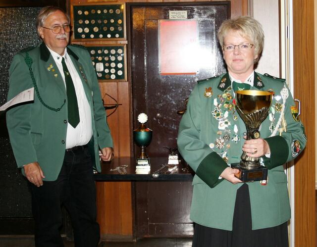 Bettina Rasche mit Pokal der Könige.
