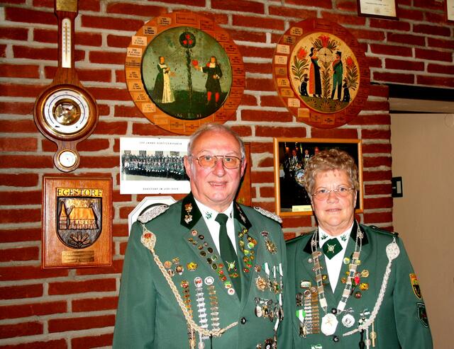 Rosemarie u. Werner Barthel unter der Ehepaar-Scheibe.