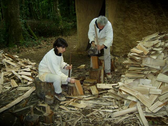 das Holz spalten für Dachschindeln