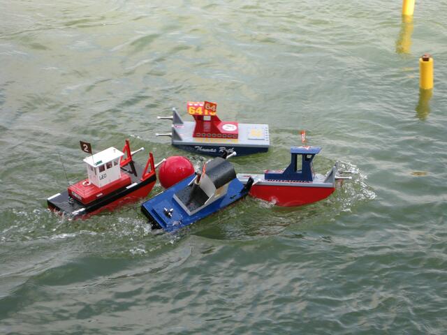 Beim Wasserpolo geht es hart zur Sache.