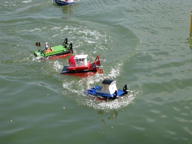 Und verfehlt (der Ball hinter dem mittleren Boot).