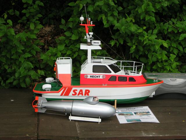 Seenotrettungsboot "Hecht" mit Ein-Mann-U-Boot "Delphin".