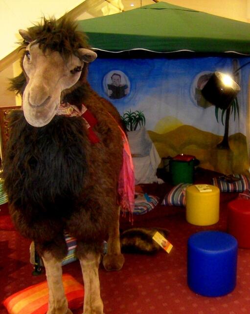 Soraya, das lebensgroße Spielkamel, vor der Kulisse der Lese- & Erzählkarawane