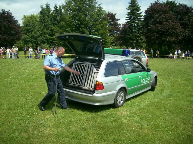 Die Polizei hatte auch ihre Hunde mitgebracht.