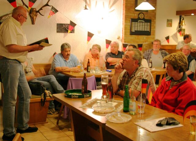 Der 1. Vorsitzende Achim Gutbrod verliest die Schießergebnisse und alle hören gespannt zu.