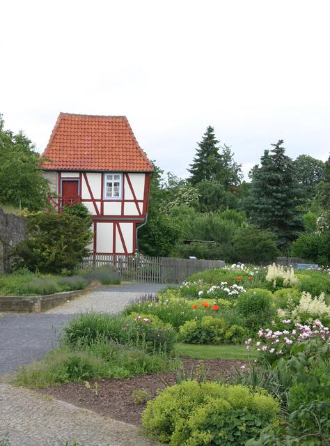 An der alten Stadtmauer liegt dieser Garten.