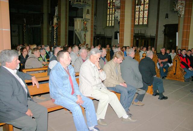 Gespannt lauschen alle den Erklärungen des Stadtführers.