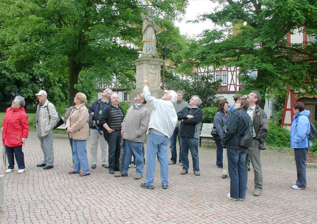 Die Stadtführung beginnt auf dem Kirchenvorplatz.