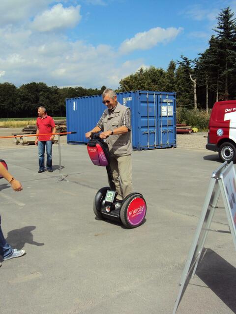 Der Leiter des Kalisalzmuseums, Dipl.-Ing. Thierbach, auf einem Segway.