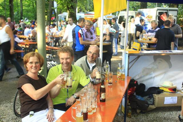 Stephanie Schmid (Brauerei Ustersbach), Roman Röll (Bayern 3) und Dr. Lothar Ebberz (Bayrischer Brauerbund)