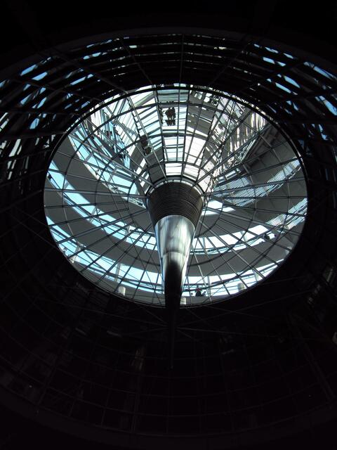 UFO? Nein, Kuppel des Reichstagsgebäudes!
