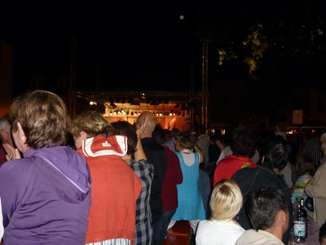 Ein applaudierender gut besuchter Martplatz