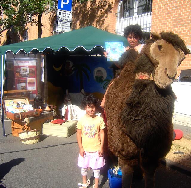 Soraya und zwei unbekannte Wüstenprinzessinnen bringen für Offenbacher Kinder zum Stadtteilfest Nordend viele schöne Kinderbücher mit