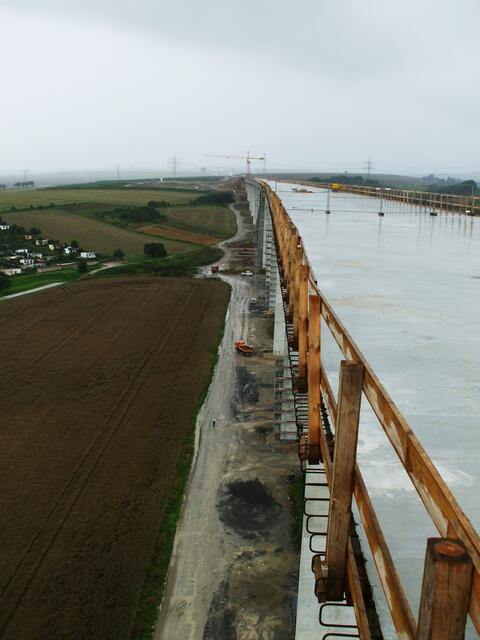27.8.2010   Blick von der Fahrbahn nach unten