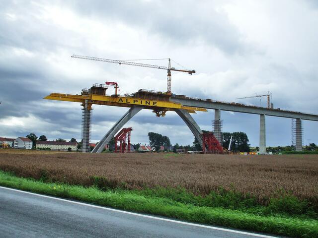 27.8.2010  Betongbogen neben der Straße