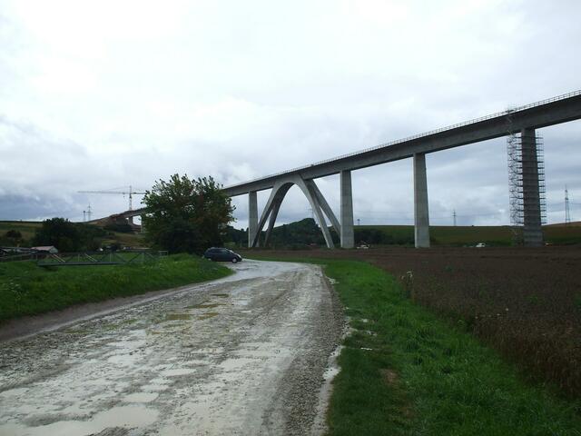 27.8.2010  Fertiger Bogen bei den Schrebergärten