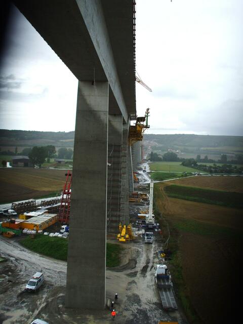 27.8.2010   Blick von der Fahrbahn nach unten