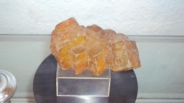 Durch Öl verunreinigtes Steinsalz aus dem Werk Hope im Kalisalzmuseum.