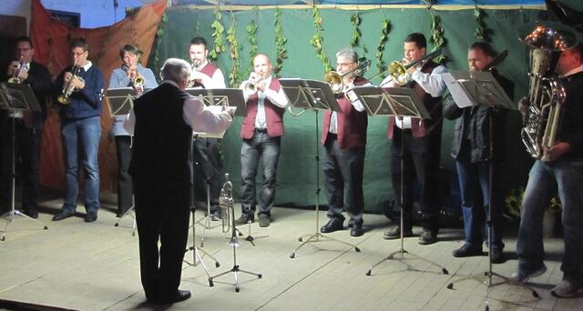 Der Posaunenchor Langenstein eröffnet den Liederabend.