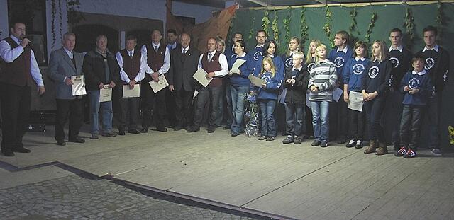 Der Liederabend war ein würdiger Rahmen für die Ehrungen des Jugendchores und des MGV Langenstein.