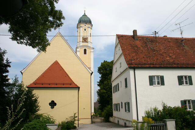 St. Martin, Batzenhofen, mit Pfarrhaus