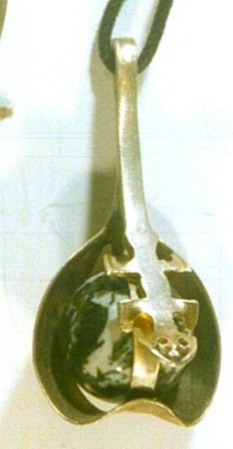 Molch auf Wasserpflanze - Silberlöffel und Moosachatkugel