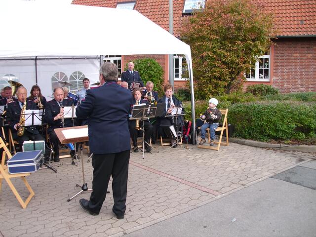 Jüngstes Musikzug - Mitglied sitzt ganz rechts