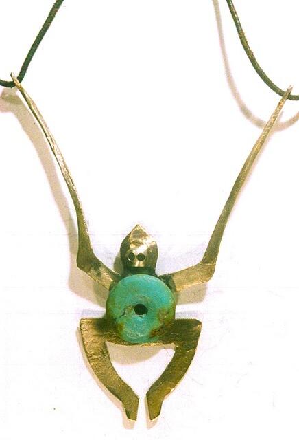 Der Affe mit der Frucht - maltretierter Silberlöffel und Türkis