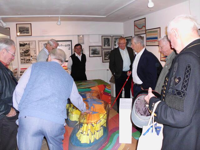 F. Benne erklärt den Museumsmitarbeitern den Benther Salzstock am Modell. Im Kittel rechts: der 83jährige Herr Gessert (Hagenburg).