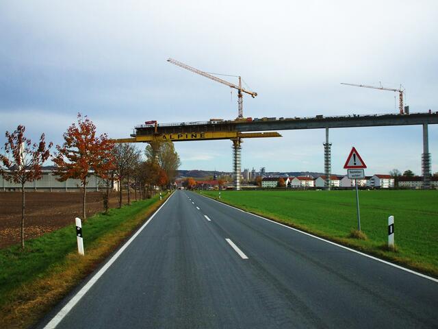 1.11.2010  Straßenüberquerung (Wetzendorfer Straße Rtg. Nebra)
