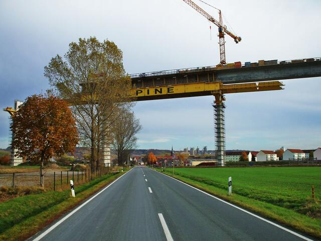 1.11.2010  Straßenüberquerung (Wetzendorfer Straße Rtg. Nebra)