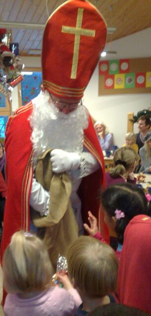 der Nikolaus verteilt Geschenke