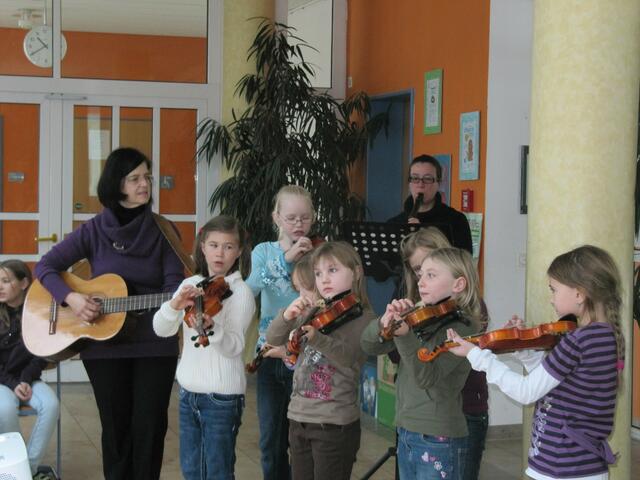 Frau Zahn (links) und Frau Wörle (hinten) mit Kindern der Musik-AG und ihren Geigen.