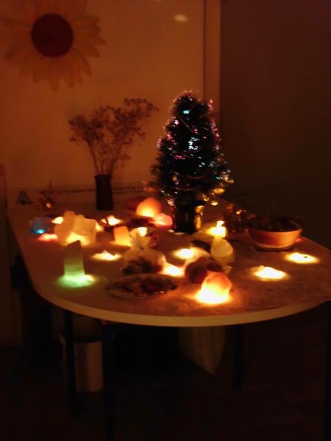 Festliche vorweihnachtliche Dekoration im Salzbett.