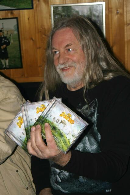 Rolf Vatteroth mit der neuen CD | Foto: Reinhold Peisker