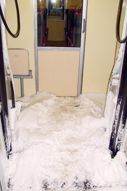 Ein netter Service der Bahn: Indoor-Schnee für Kinder... :-)